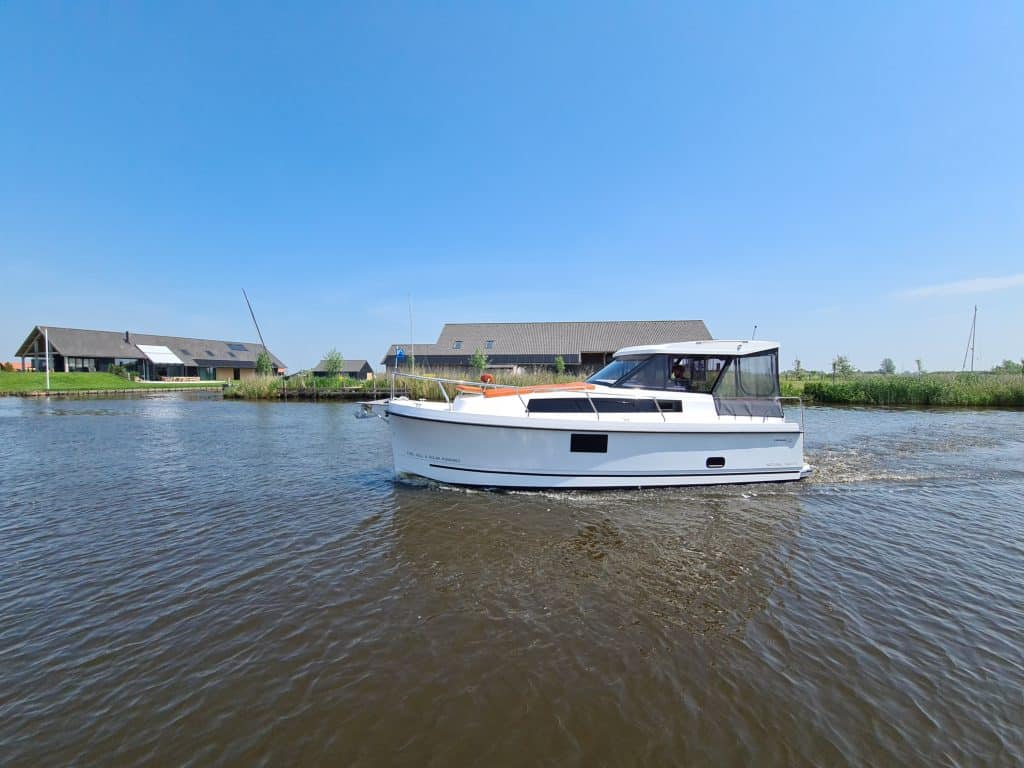Nexus Revo 870 Electric & Solar Powered boat