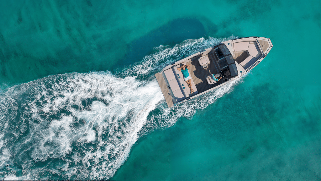 X Shore 1 Bowrider - minimalistic Scandinavian Design