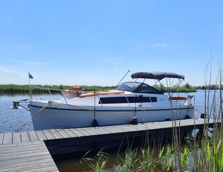 Nexus Revo 870 Convertible Electric: electric boat with cabin