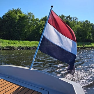 Want to hire an electric sloop in the Weerribben-Wieden? Enjoy Silent, sustainable boating from Vollenhove!