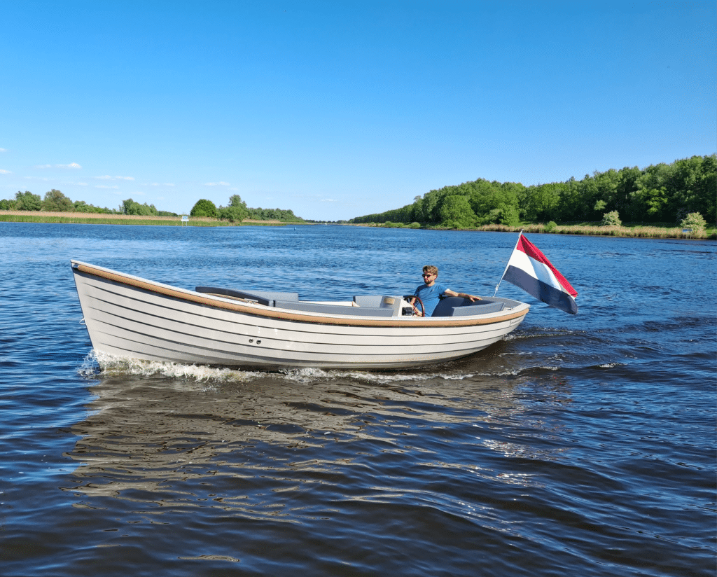 Want to hire an electric sloop in the Weerribben-Wieden? Enjoy Silent, sustainable boating from Vollenhove!