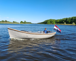 Want to hire an electric sloop in the Weerribben-Wieden? Enjoy Silent, sustainable boating from Vollenhove!
