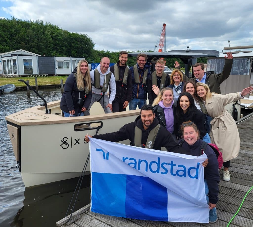 Reserveer nu uw groepsuitje met de X Shore - Eelex 8000 elektrische tender voor een onvergetelijk evenement