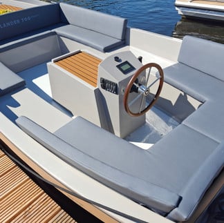 Want to hire an electric sloop in the Weerribben-Wieden? Enjoy Silent, sustainable boating from Vollenhove!