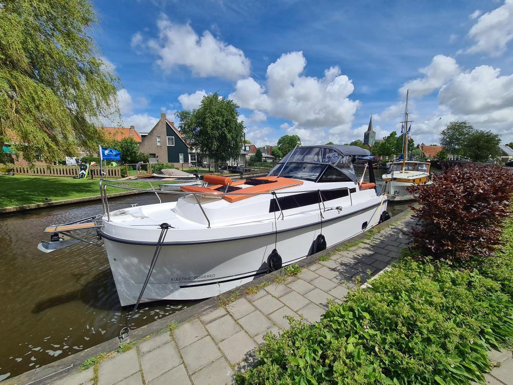 Charter the electric Nexus Revo 870 Cabrio