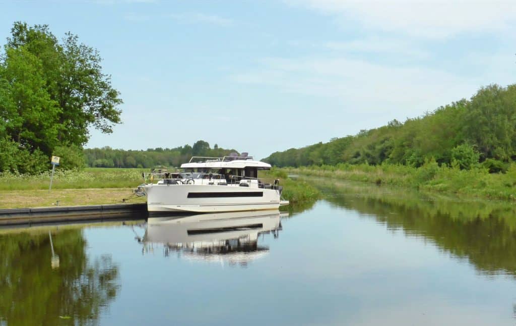 Northman 1200 Electric cabin yacht