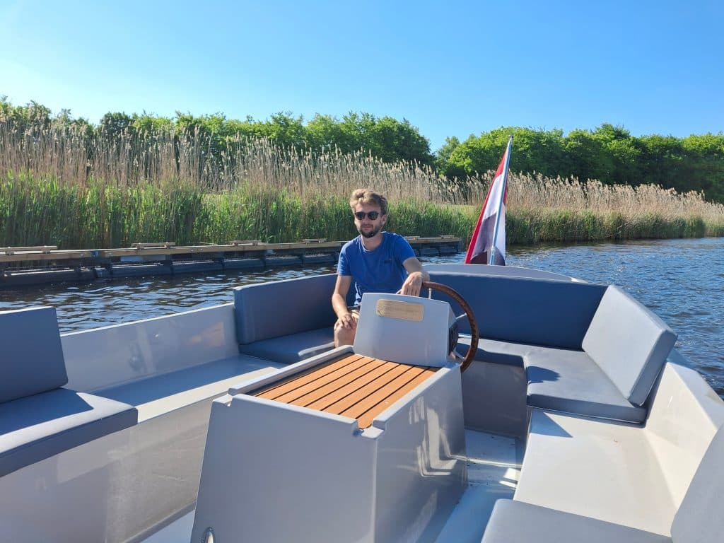 Want to hire an electric sloop in the Weerribben-Wieden? Enjoy Silent, sustainable boating from Vollenhove!