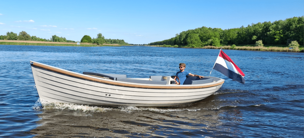 Lernen Sie die 100% elektrische, elegante und offene Flüsterboote „De Hollander 700 Electric“ kennen.