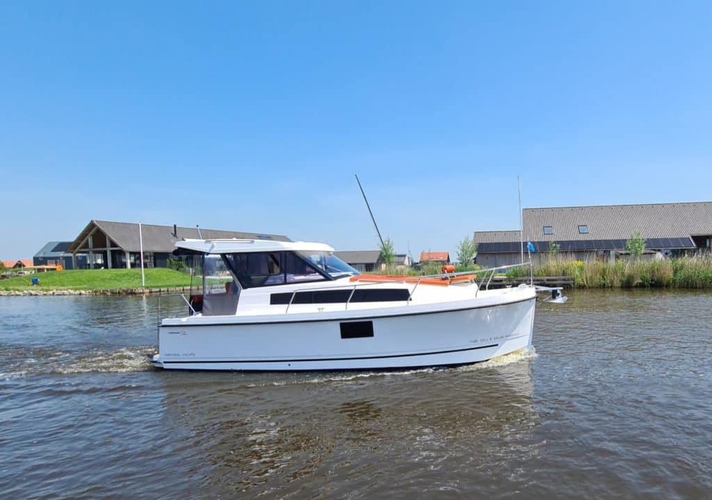 Charter the Nexus Revo 870 Hardtop Electric in Friesland