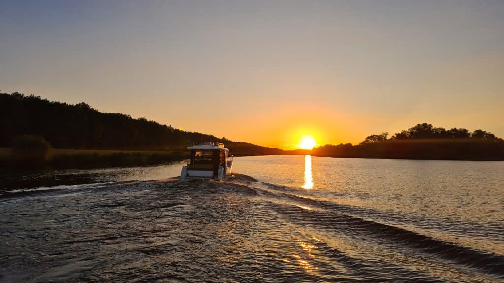 Northman 1050 Trawler Electric cabin yacht