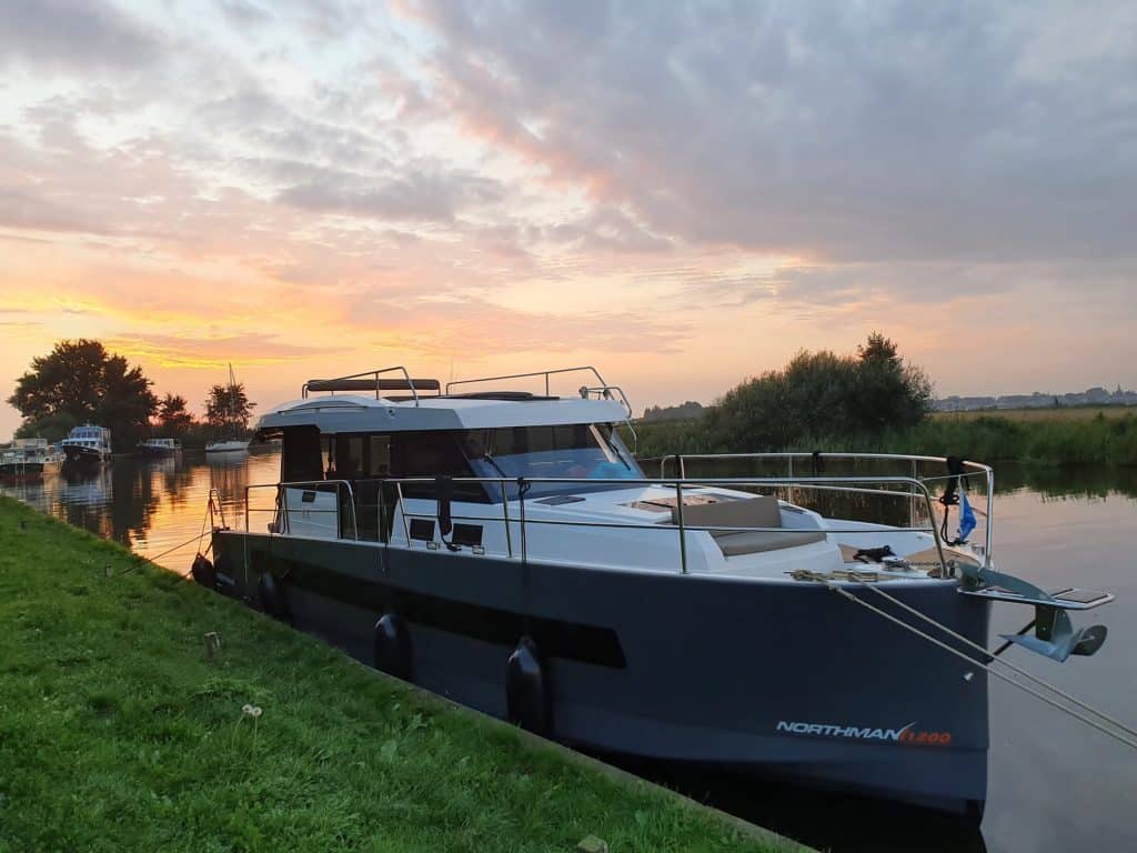 Charter a new motor boat in Friesland