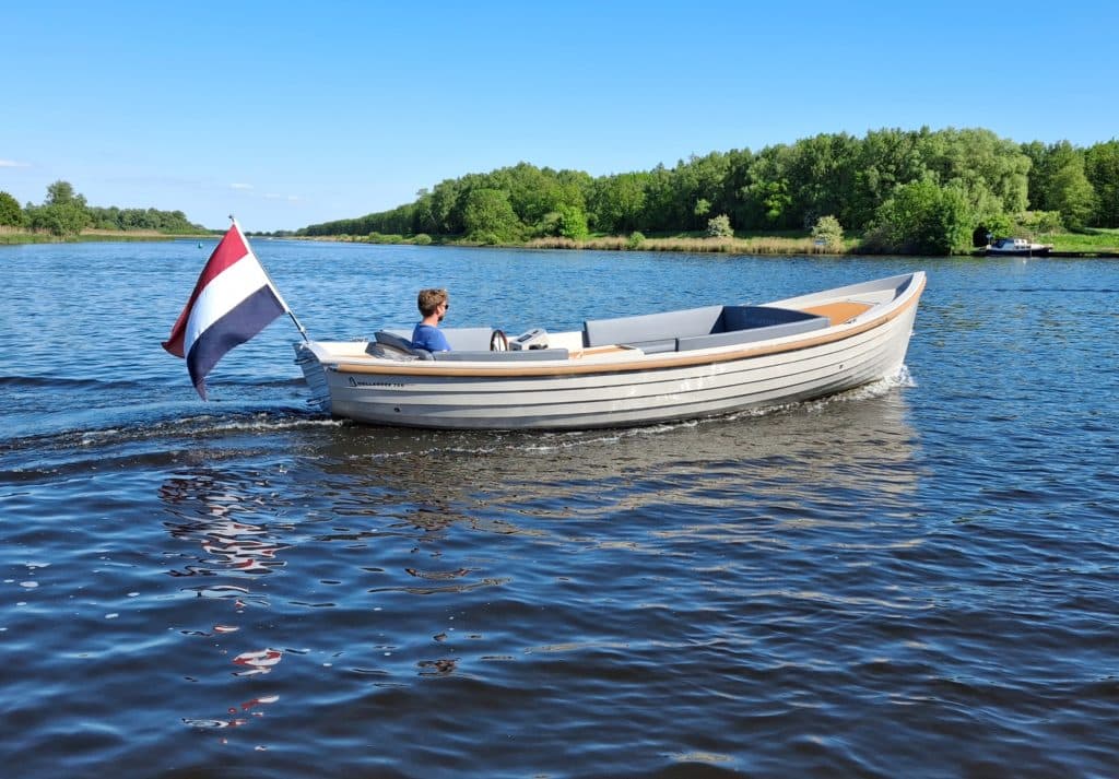 Want to hire an electric sloop in the Weerribben-Wieden? Enjoy Silent, sustainable boating from Vollenhove!