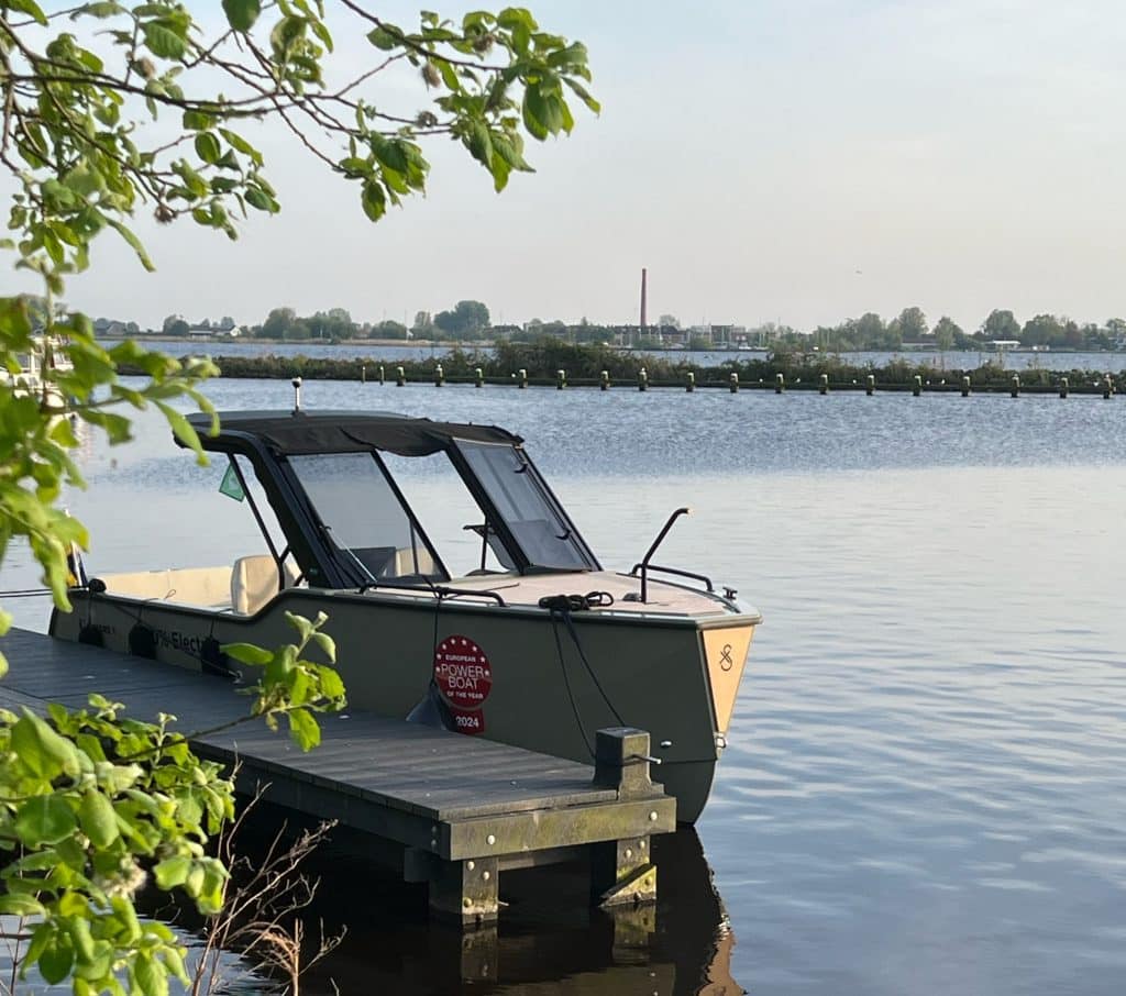 X Shore 1 Bowrider - minimalistic Scandinavian Design