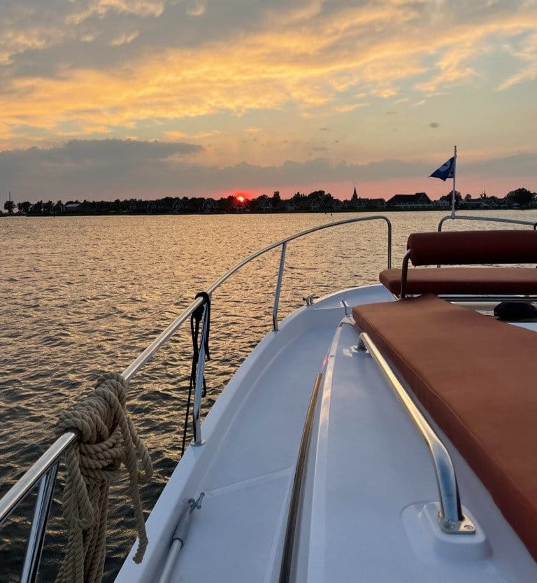 Silently cruise the Frisian lakes with your electric boat