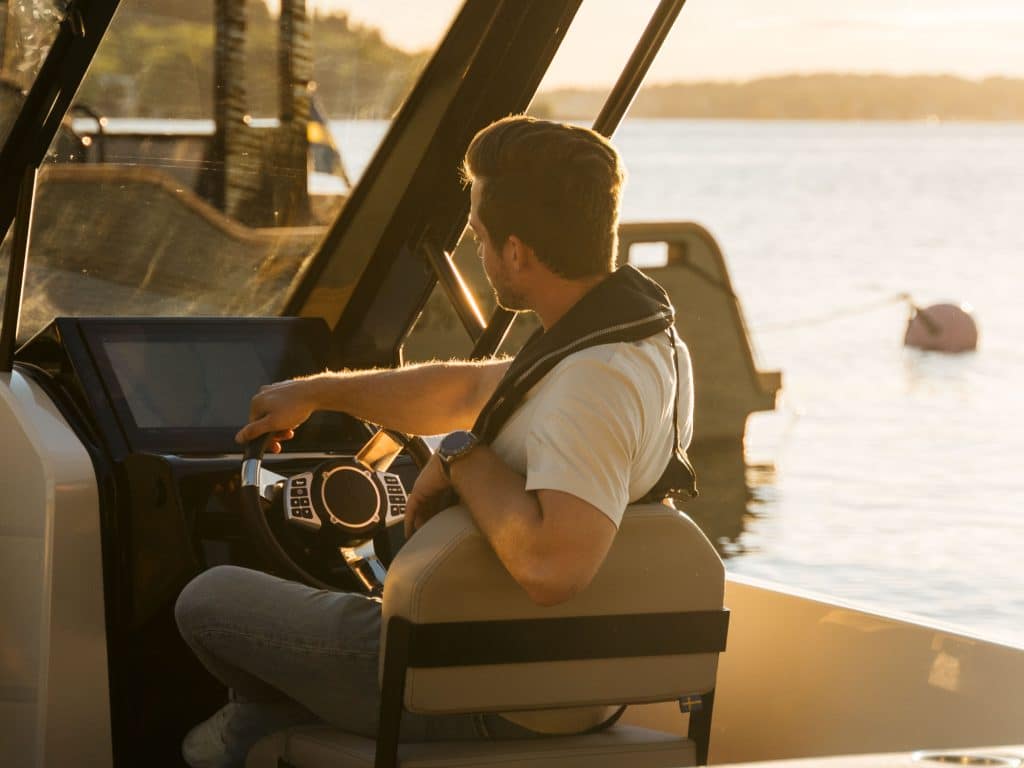 X Shore 1 Tender Electric huren voor een heerlijk dagje uit met familie en vrienden