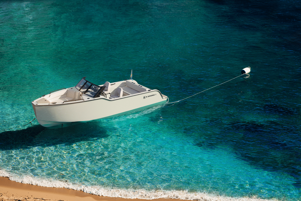 X Shore 1 Bowrider - minimalistic Scandinavian Design